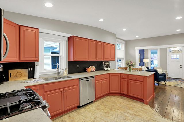 140 N Main Street, Zionsville, IN 46077