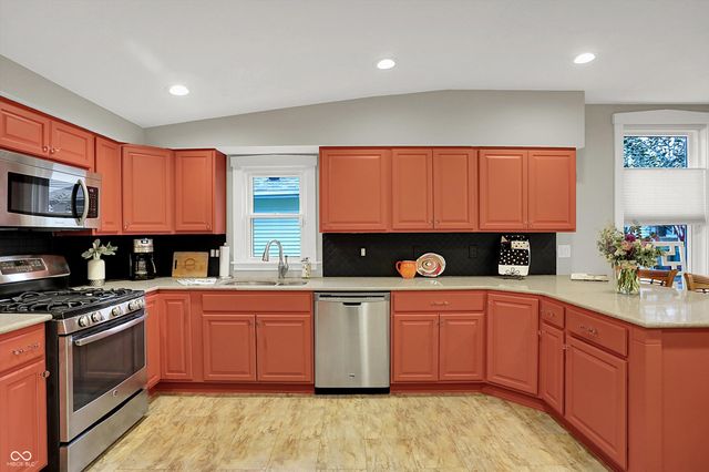 140 N Main Street, Zionsville, IN 46077