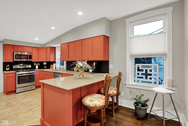 140 N Main Street, Zionsville, IN 46077