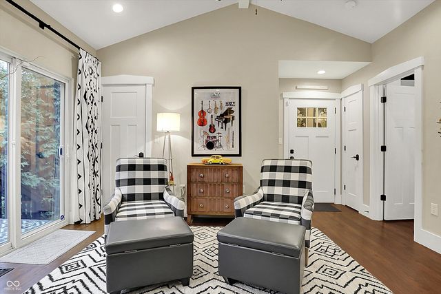 140 N Main Street, Zionsville, IN 46077