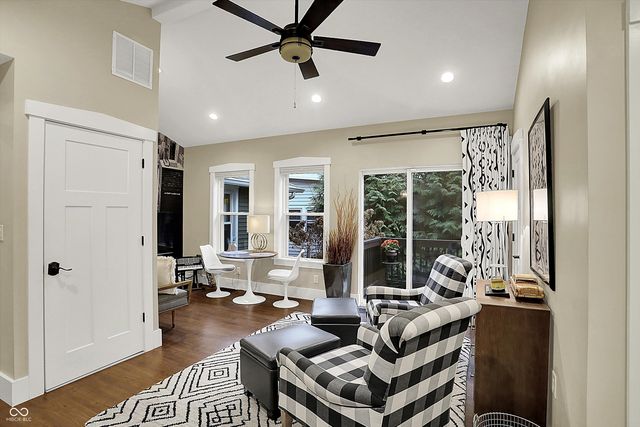 140 N Main Street, Zionsville, IN 46077