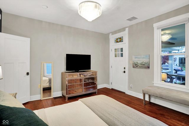 140 N Main Street, Zionsville, IN 46077