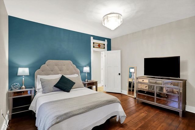 140 N Main Street, Zionsville, IN 46077