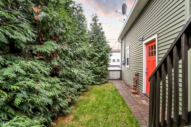 140 N Main Street, Zionsville, IN 46077