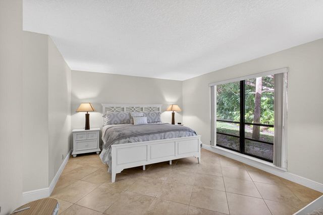 112 Brackenwood Road, Palm Beach Gardens, FL 33418