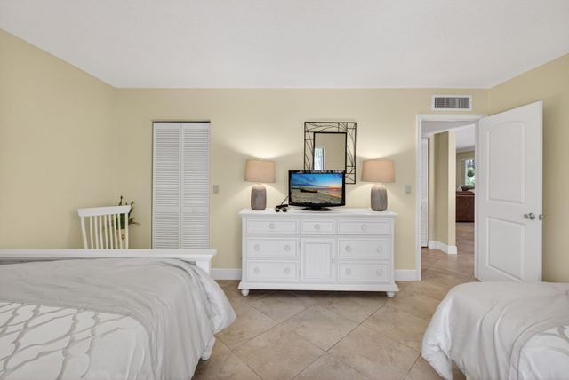 112 Brackenwood Road, Palm Beach Gardens, FL 33418