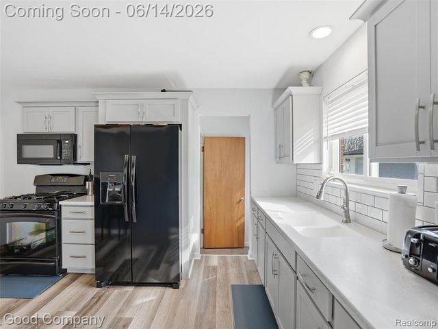 30632 Hayes Road, Roseville, MI 48066