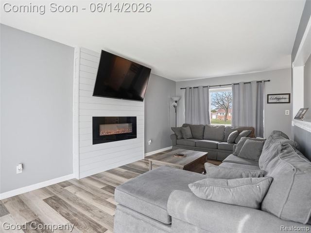 30632 Hayes Road, Roseville, MI 48066