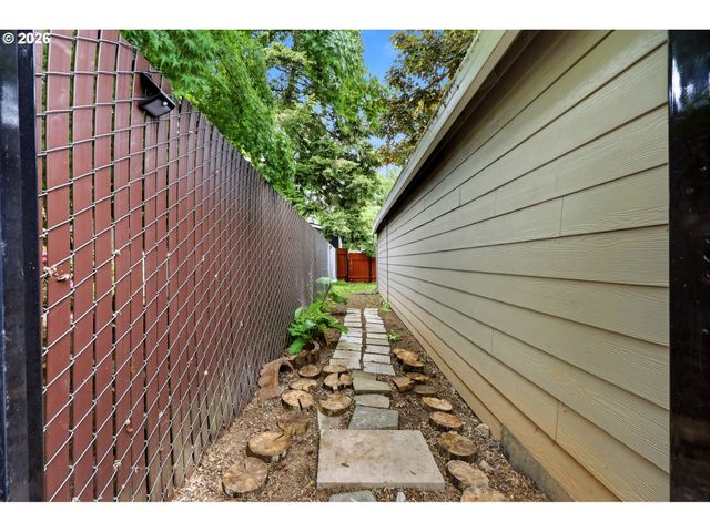 2120 Se 117TH Ave, Portland, OR 97216