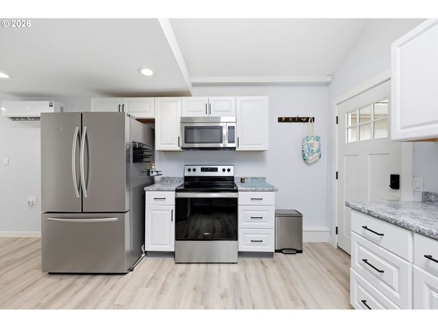 2120 Se 117TH Ave, Portland, OR 97216