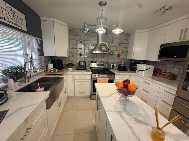 19631 NW 57th Pl, Hialeah, FL 33015