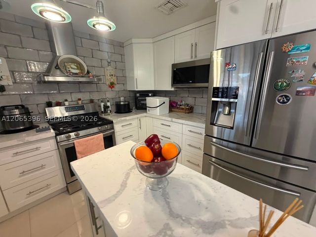 19631 NW 57th Pl, Hialeah, FL 33015