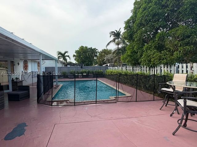 19631 NW 57th Pl, Hialeah, FL 33015
