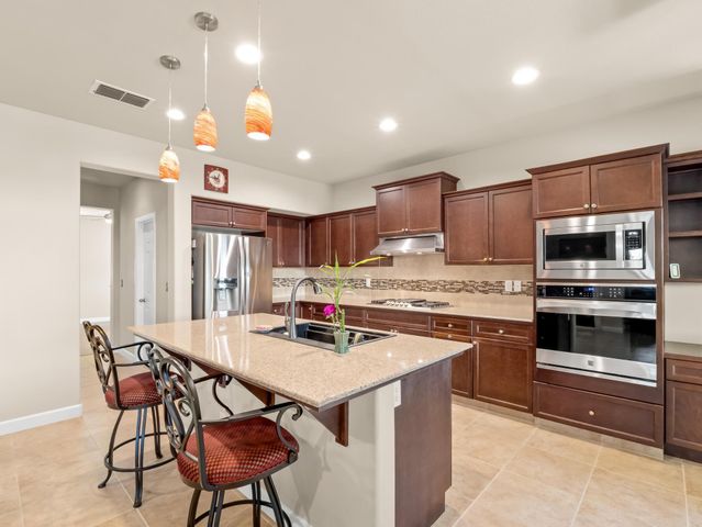 1178 Blackwood Avenue, Clovis, CA 93619