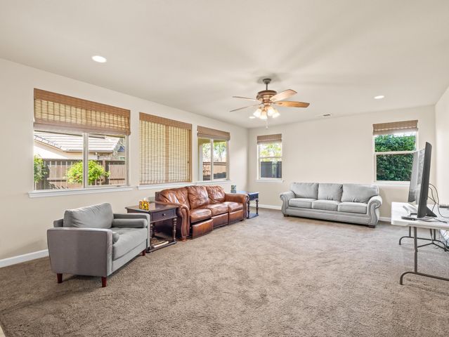 1178 Blackwood Avenue, Clovis, CA 93619