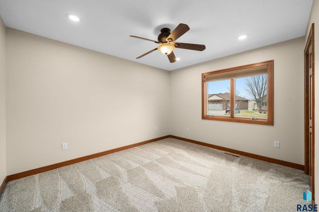 720 S Little Brook Ln Lane, Sioux Falls, SD 57106