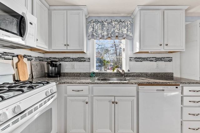 21 Spinning Brook Rd, Yarmouth, MA 02664