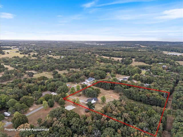10401 Virden Lane, Gravette, AR 72736