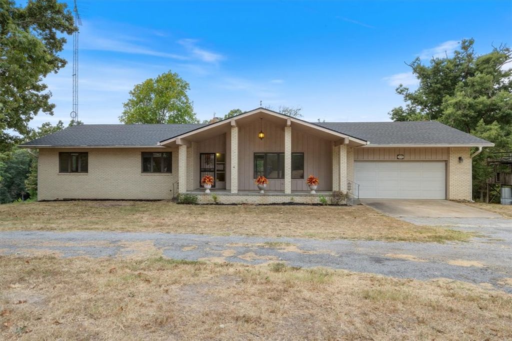 10401 Virden Lane, Gravette, AR 72736