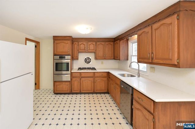 26 Bank Street, Midland Park, NJ 07432