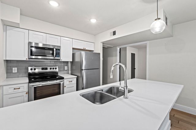 909 Reinli ST 101, Austin, TX 78751