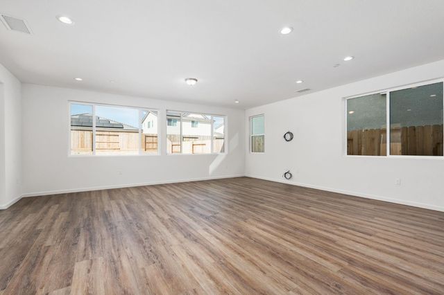 1189 Magnolia Court W, Madera, CA 93636