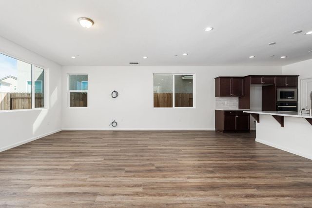 1189 Magnolia Court W, Madera, CA 93636