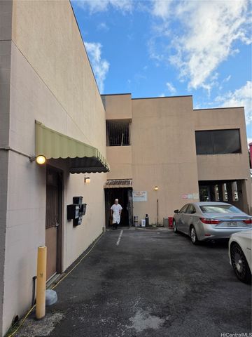 1726 S King Street, Honolulu, HI 96826