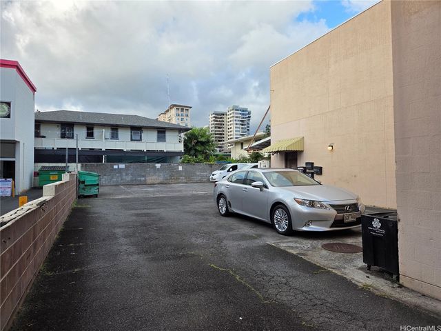 1726 S King Street, Honolulu, HI 96826