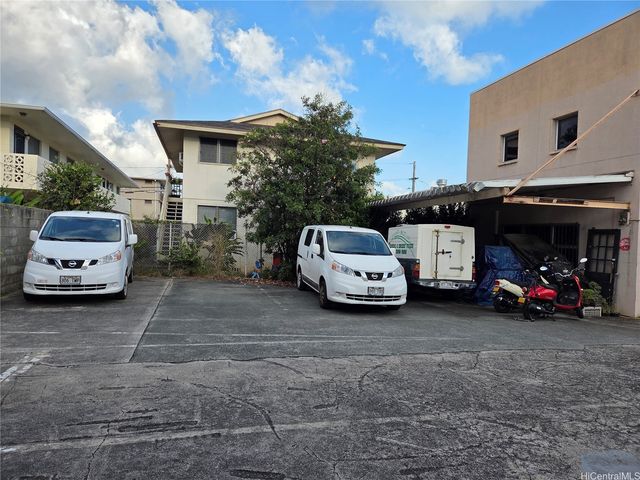 1726 S King Street, Honolulu, HI 96826