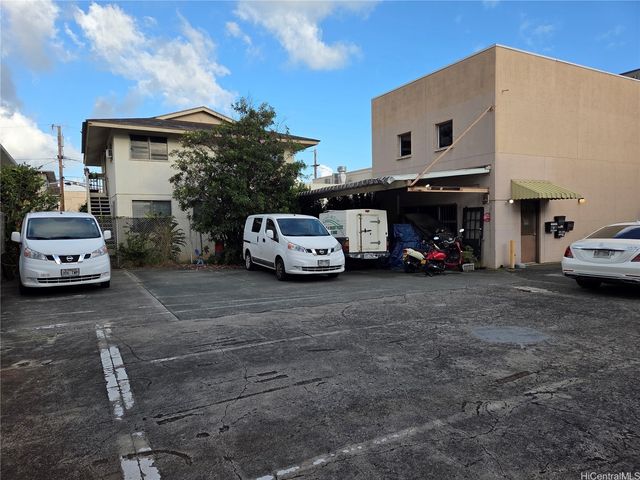 1726 S King Street, Honolulu, HI 96826