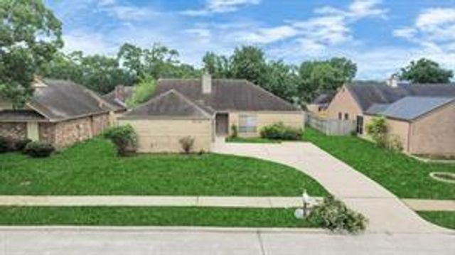210 Squires Bend, Stafford, TX 77477