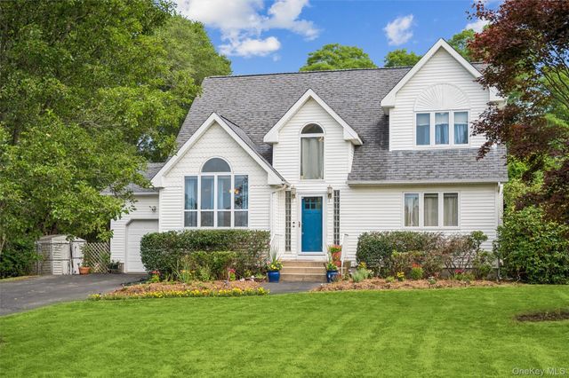 7 Jarvis Lane, Center Moriches, NY 11934