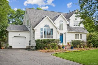 7 Jarvis Lane, Center Moriches, NY 11934