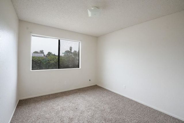 1629 S Rossmoor Court, Visalia, CA 93277