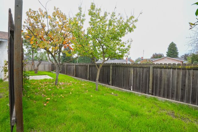 1629 S Rossmoor Court, Visalia, CA 93277