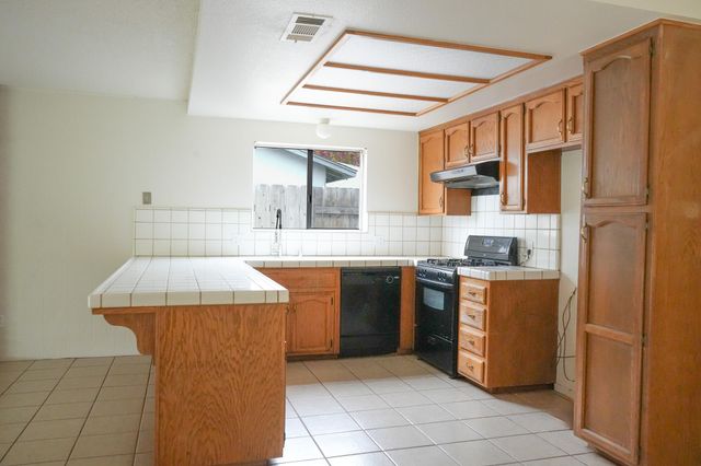 1629 S Rossmoor Court, Visalia, CA 93277