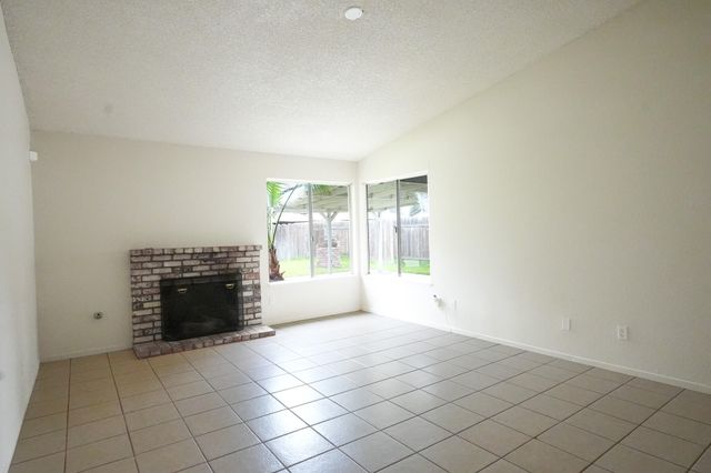 1629 S Rossmoor Court, Visalia, CA 93277