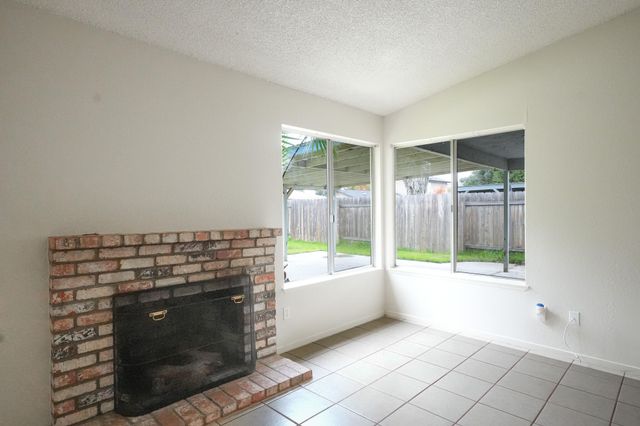 1629 S Rossmoor Court, Visalia, CA 93277