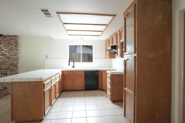 1629 S Rossmoor Court, Visalia, CA 93277