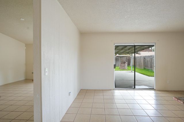 1629 S Rossmoor Court, Visalia, CA 93277