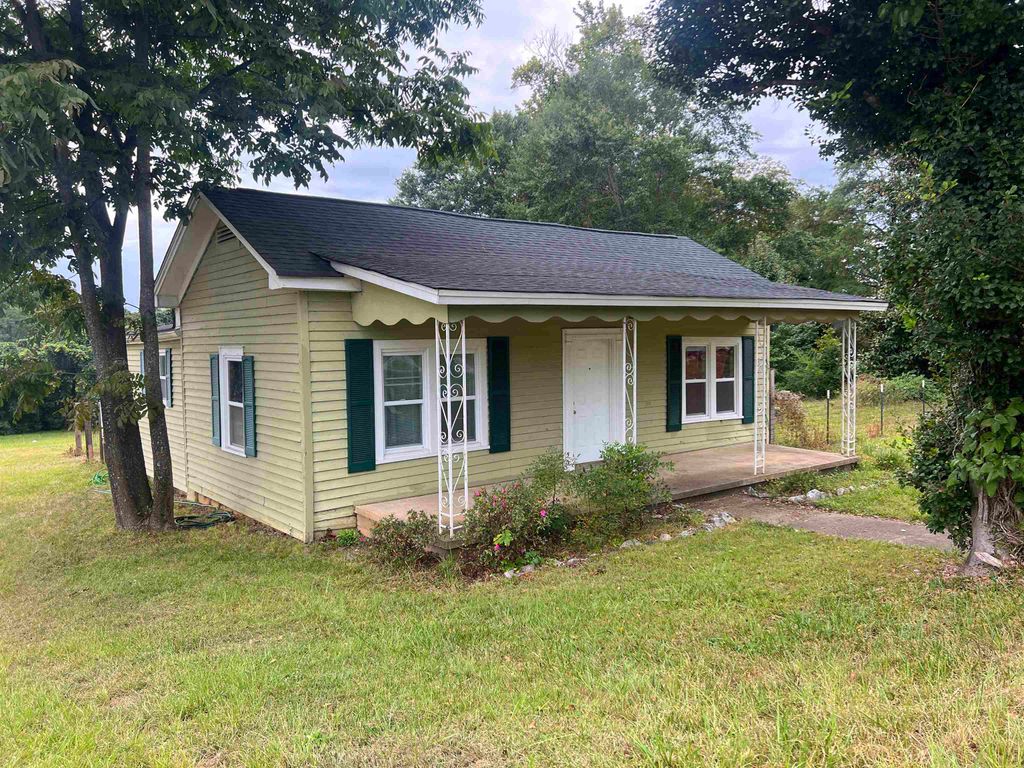209 N Howard Ave, Landrum, SC 29356