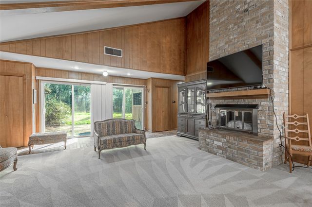 1433 Green Briar Drive, Huntsville, TX 77340