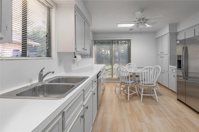 1433 Green Briar Drive, Huntsville, TX 77340