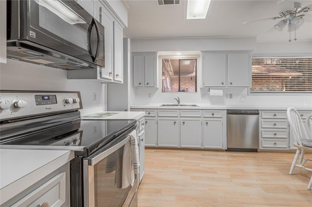 1433 Green Briar Drive, Huntsville, TX 77340