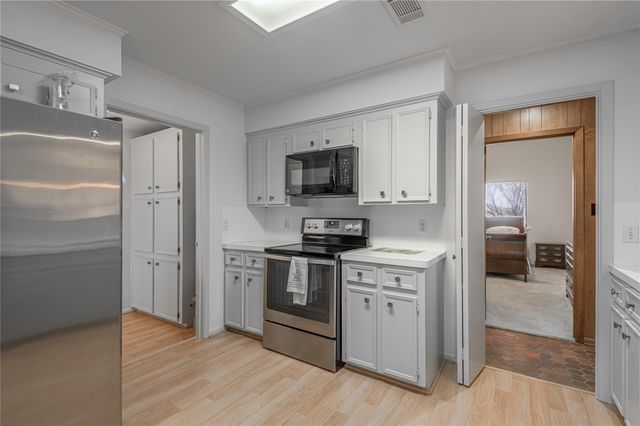 1433 Green Briar Drive, Huntsville, TX 77340