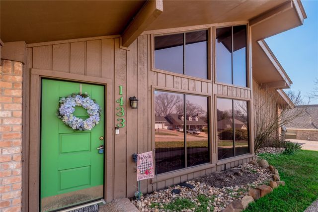 1433 Green Briar Drive, Huntsville, TX 77340