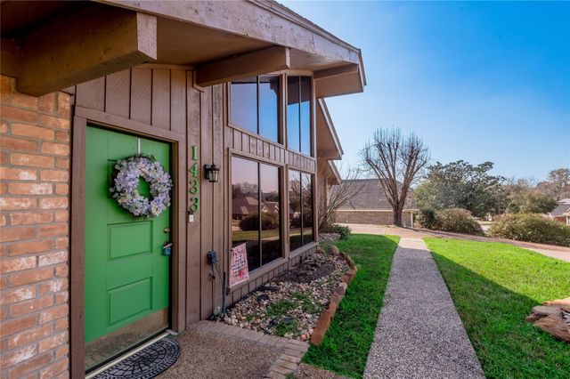 1433 Green Briar Drive, Huntsville, TX 77340