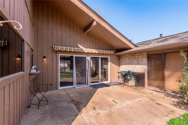 1433 Green Briar Drive, Huntsville, TX 77340