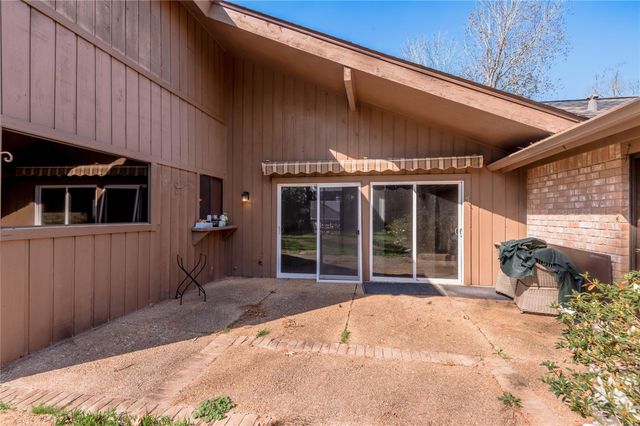 1433 Green Briar Drive, Huntsville, TX 77340